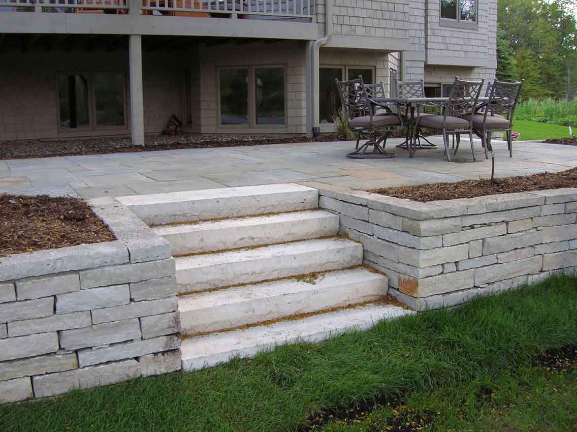 Stone-retaining-walls-and-stairs-in-an-outdoor-living-space